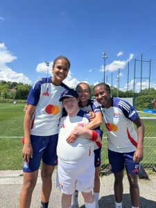 Guillaume avec plusieurs joueuses de l'Olympique Lyonnais, dont Wendy Renard, capitaine de l'équipe.